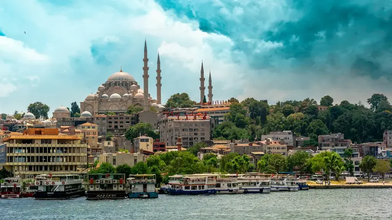 Kubbeleri ve minareleriyle İstanbul’daki Süleymaniye Camii’nin geniş açılı görünümü