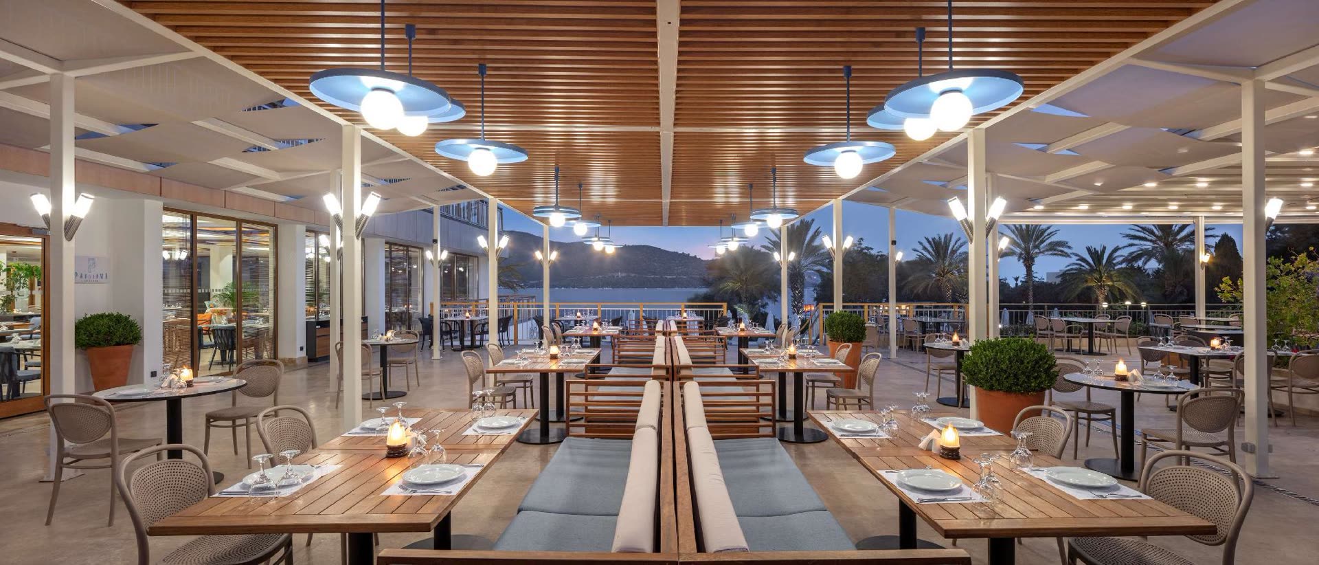 DoubleTree by Hilton Bodrum Işıl Club restoran terası tamamlanmış iç mekân fotoğrafı