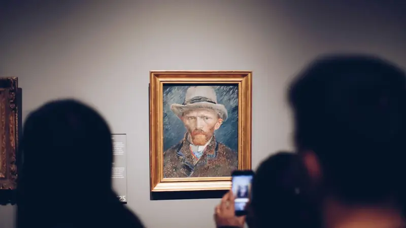 Rijksmuseum’da Van Gogh’un otoportresinin önünde fotoğraf çeken ziyaretçiler