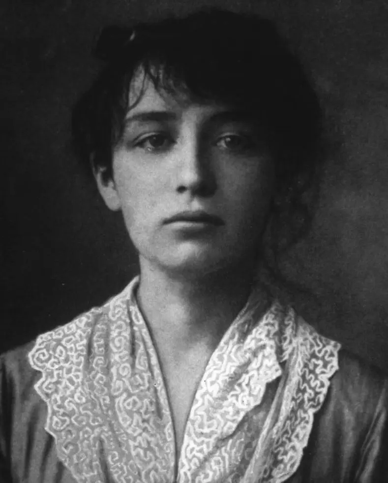Genç Camille Claudel’in 1880’lerde çekilmiş siyah beyaz portre fotoğrafı