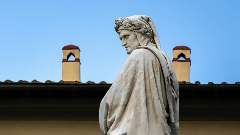 Floransa’da Santa Croce Meydanı’ndaki mermer Dante Alighieri heykeli