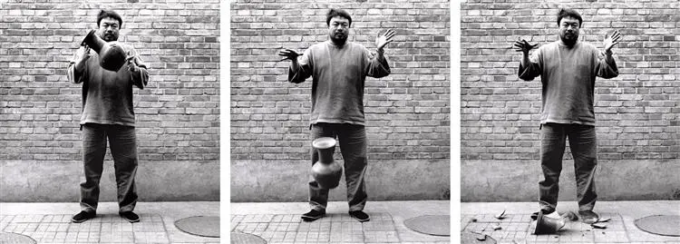 Ai Weiwei, Bir Han Hanedanı Vazosunu Düşürmek (1995)
