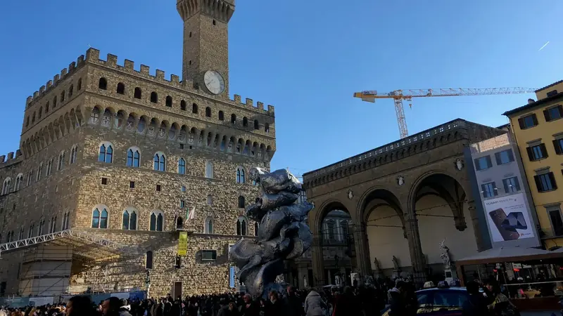 Floransa’da Signoria Meydanı’nda Palazzo Vecchio’nun kulesi ve Loggia dei Lanzi
