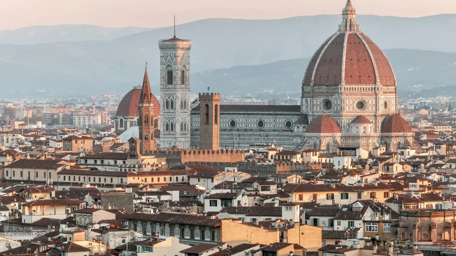 Floransa’da Brunelleschi’nin kubbesiyle Santa Maria del Fiore Katedrali ve kızıl kiremitli çatılar