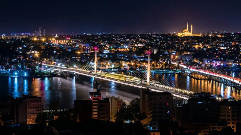 Gece İstanbul’da Haliç üzerindeki köprüler ve ışıklı tarihi yarımada silueti